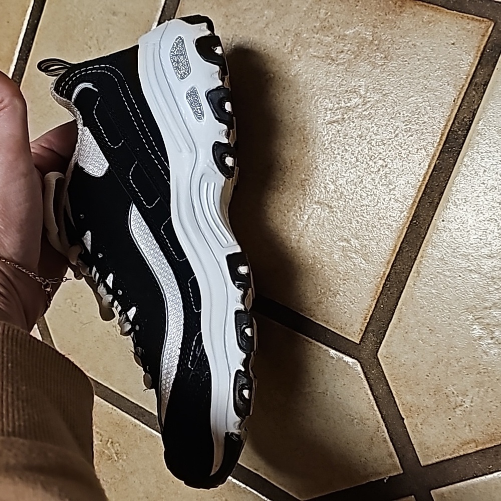 Sketchers Memory Foam Size 7 In Black And White. … - image 7